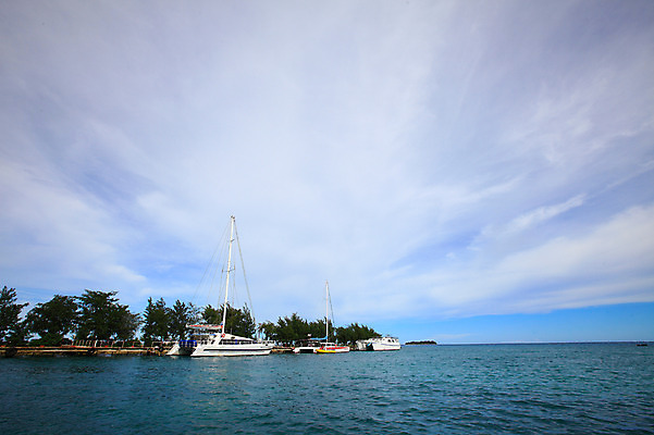포토 JPG 주간 나무 식물 구름 해외풍경 해외 계절 물결 파도 바다 섬 여행 하늘 휴가 풍경 해변 사람없음 야외 여름 여름휴가 바캉스 항구 맑음 보트 수면 휴양지 남태평양 사이판 선박 국내포토 자연요소 수상교통 배_교통 교통시설 날씨 물 장소 오세아니아 태평양 파일형식 여름_계절