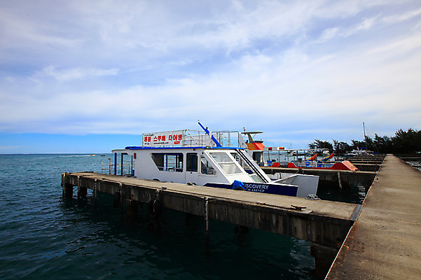 포토 JPG 주간 나무 식물 구름 해외풍경 해외 계절 물결 파도 바다 섬 여행 하늘 휴가 풍경 해변 사람없음 야외 여름 여름휴가 바캉스 항구 맑음 보트 수면 휴양지 남태평양 사이판 선박 국내포토 자연요소 수상교통 배_교통 교통시설 날씨 물 장소 오세아니아 태평양 파일형식 여름_계절