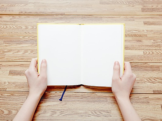 포토 JPG 스튜디오촬영 손 종이 백그라운드 문구용품 프레임 실내 한명 신체부위 간행물 책 공책 공백 펼침 양손 흰색 오브젝트 백지 한권 연습장 문학 국내포토 1 컬러 모션 사람 내부 파일형식