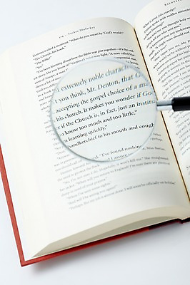 포토 JPG 스튜디오촬영 문자 알파벳 영어 문장 백그라운드 돋보기 실내 사람없음 간행물 책 펼침 확대 오브젝트 한권 문학 양장본 국내포토 1 모션 내부 파일형식