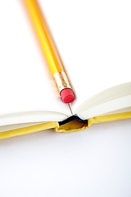 포토 JPG 스튜디오촬영 표지 백그라운드 실내 근접촬영 사람없음 아웃포커스 간행물 책 필기구 연필 펼침 커버 오브젝트 한권 문학 양장본 국내포토 1 뷰포인트 모션 문구용품 학용품 촬영기법 내부 파일형식