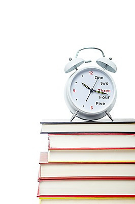 포토 JPG 스튜디오촬영 표지 시계 백그라운드 실내 누끼 사람없음 간행물 책 쌓기 자명종 커버 오브젝트 여러권 탁상시계 문학 양장본 국내포토 다수 모션 내부 알람 파일형식