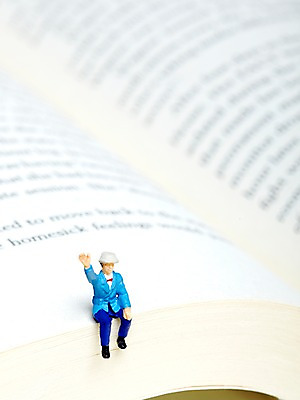 포토 JPG 스튜디오촬영 문자 알파벳 영어 문장 백그라운드 실내 사람없음 간행물 책 모형 펼침 미니어처 피규어 오브젝트 한권 문학 양장본 국내포토 1 모션 내부 파일형식