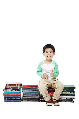 포토 JPG 스튜디오촬영 전신 라이프스타일 어린이교육 교육 남자 어린이라이프 어린이 교재 실내 한명 미소 웃음 누끼 사람 앉기 동양인 손짓 소년 앞모습 책 독서 쌓기 유치원 유치원생 한국인 최고 남자만 남자한명만 어린이만 소년만 소년한명만 국내포토 1 뷰포인트 모션 표정 인종 내부 생활 파일형식