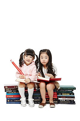 포토 JPG 스튜디오촬영 전신 라이프스타일 여자 어린이교육 교육 어린이라이프 어린이 교재 실내 미소 웃음 들기 누끼 사람 앉기 동양인 소녀 두명 앞모습 책 친구 독서 연필 쌓기 유치원 유치원생 한국인 기록 여자만 어린이만 소녀만 국내포토 뷰포인트 관계 모션 학용품 표정 인종 내부 생활 필기구 파일형식