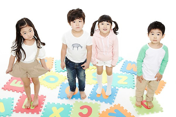 포토 JPG 스튜디오촬영 전신 문자 라이프스타일 알파벳 영어 여자 어린이교육 교육 남자 어린이라이프 어린이 실내 영어교육 서기 미소 웃음 누끼 사람 동양인 소녀 소년 여러명 앞모습 친구 하이앵글 유치원 유치원생 한국인 올려보기 매트 글자교육 어린이만 국내포토 뷰포인트 다수 관계 모션 표정 인종 내부 생활 파일형식