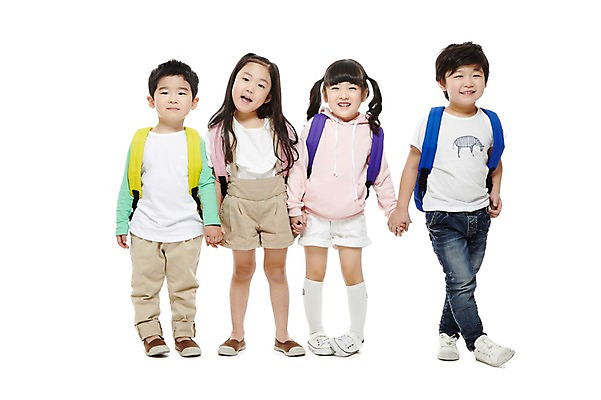포토 JPG 스튜디오촬영 전신 라이프스타일 여자 어린이교육 교육 남자 어린이라이프 어린이 가방 배낭 책가방 실내 서기 미소 웃음 누끼 사람 동양인 소녀 소년 여러명 앞모습 친구 손잡기 유치원 유치원생 한국인 어린이만 국내포토 잡화 뷰포인트 다수 관계 모션 표정 인종 내부 생활 파일형식