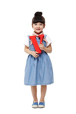포토 JPG 스튜디오촬영 전신 문자 라이프스타일 알파벳 영어 원피스 여자 어린이교육 교육 어린이라이프 어린이 대문자 실내 영어교육 한명 서기 미소 웃음 들기 누끼 사람 동양인 소녀 앞모습 모형 유치원 유치원생 한국인 V 글자교육 여자만 여자한명만 어린이만 소녀만 소녀한명만 국내포토 1 옷 뷰포인트 모션 표정 인종 내부 생활 파일형식