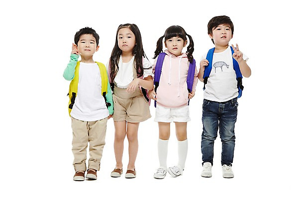 포토 JPG 스튜디오촬영 전신 라이프스타일 여자 어린이교육 교육 남자 어린이라이프 어린이 가방 배낭 책가방 실내 서기 누끼 사람 동양인 손짓 소녀 소년 여러명 앞모습 친구 유치원 유치원생 한국인 브이 어린이만 국내포토 잡화 뷰포인트 다수 관계 모션 인종 내부 생활 파일형식