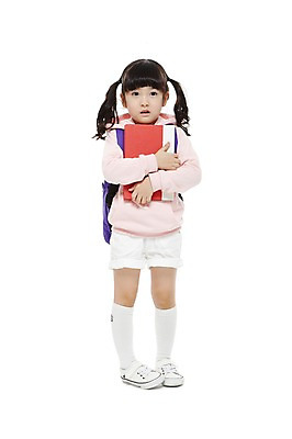 포토 JPG 스튜디오촬영 전신 라이프스타일 여자 어린이교육 교육 어린이라이프 어린이 가방 반바지 배낭 양갈래머리 교재 책가방 실내 한명 서기 들기 누끼 사람 동양인 소녀 앞모습 책 유치원 유치원생 한국인 니삭스 여자만 여자한명만 어린이만 소녀만 소녀한명만 국내포토 1 헤어스타일 잡화 뷰포인트 바지 모션 양말 인종 내부 생활 파일형식