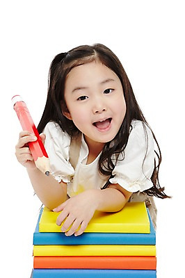 포토 JPG 스튜디오촬영 라이프스타일 긴머리 여자 어린이교육 교육 어린이라이프 어린이 교재 실내 한명 미소 웃음 들기 누끼 사람 동양인 소녀 상반신 앞모습 책 독서 연필 쌓기 유치원 유치원생 한국인 여자만 여자한명만 어린이만 소녀만 소녀한명만 국내포토 1 헤어스타일 뷰포인트 모션 학용품 표정 인종 내부 생활 필기구 파일형식