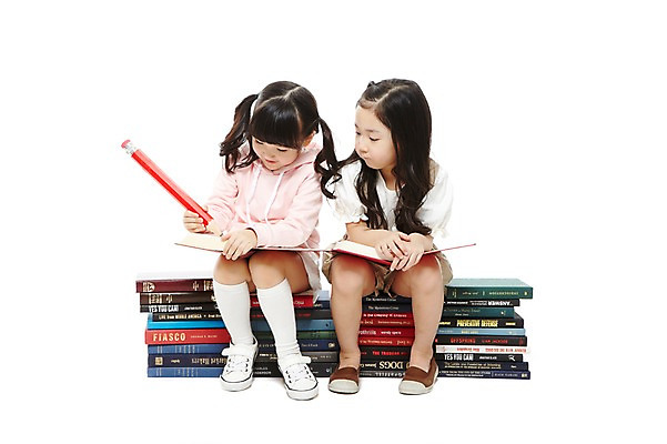 포토 JPG 스튜디오촬영 전신 라이프스타일 응시 여자 어린이교육 교육 어린이라이프 어린이 교재 실내 들기 누끼 사람 앉기 동양인 소녀 두명 앞모습 책 친구 독서 연필 쌓기 유치원 유치원생 한국인 기록 여자만 어린이만 소녀만 국내포토 시선 뷰포인트 관계 모션 학용품 인종 내부 생활 필기구 파일형식