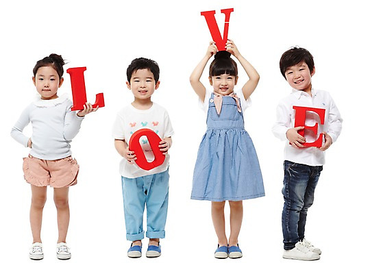 포토 JPG 스튜디오촬영 전신 문자 라이프스타일 알파벳 영어 여자 어린이교육 교육 남자 어린이라이프 어린이 실내 사랑 영어교육 서기 미소 웃음 들기 누끼 사람 동양인 소녀 소년 여러명 앞모습 친구 단어 모형 유치원 유치원생 한국인 글자교육 어린이만 국내포토 감정 뷰포인트 다수 관계 모션 표정 인종 내부 생활 파일형식