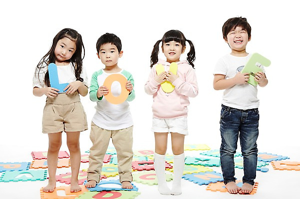 포토 JPG 스튜디오촬영 전신 문자 라이프스타일 알파벳 영어 여자 어린이교육 교육 남자 어린이라이프 어린이 실내 사랑 영어교육 서기 미소 웃음 들기 누끼 사람 동양인 소녀 소년 여러명 앞모습 친구 단어 모형 유치원 유치원생 한국인 매트 글자교육 어린이만 국내포토 감정 뷰포인트 다수 관계 모션 표정 인종 내부 생활 파일형식