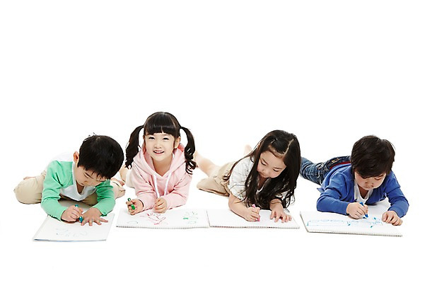 포토 JPG 스튜디오촬영 전신 라이프스타일 여자 어린이교육 교육 남자 어린이라이프 어린이 엎드리기 실내 미술 미소 웃음 누끼 사람 동양인 소녀 소년 여러명 앞모습 친구 눕기 유치원 유치원생 한국인 색칠 그리기 스케치북 그림 크레파스 미술교육 어린이만 국내포토 뷰포인트 다수 관계 모션 문화예술 학용품 표정 인종 내부 생활 파일형식