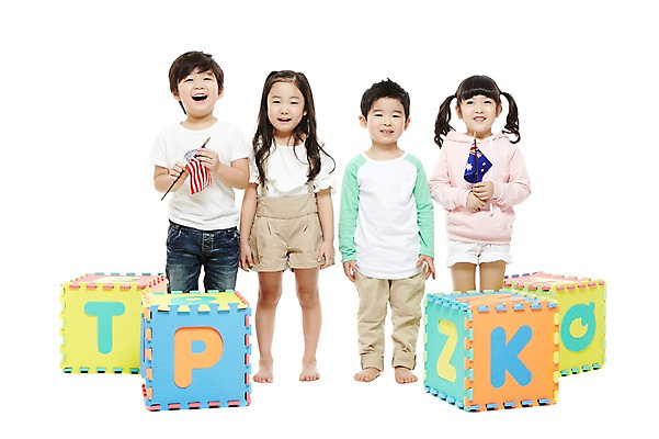 포토 JPG 스튜디오촬영 전신 문자 라이프스타일 알파벳 영어 여자 어린이교육 교육 남자 어린이라이프 어린이 실내 영어교육 서기 미소 웃음 들기 누끼 사람 동양인 소녀 소년 여러명 앞모습 친구 블록 유치원 유치원생 한국인 매트 깃발 성조기 국기 글자교육 호주국기 어린이만 국내포토 뷰포인트 다수 관계 모션 표정 인종 내부 생활 파일형식