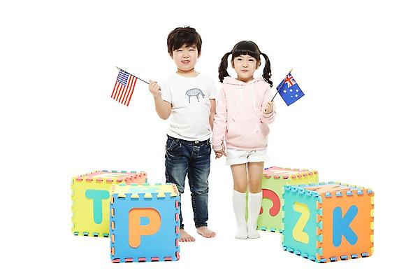 포토 JPG 스튜디오촬영 전신 문자 라이프스타일 알파벳 영어 여자 어린이교육 교육 남자 어린이라이프 어린이 실내 영어교육 서기 미소 웃음 들기 누끼 사람 동양인 소녀 소년 두명 앞모습 친구 손잡기 블록 유치원 유치원생 한국인 매트 깃발 성조기 국기 글자교육 호주국기 어린이만 국내포토 뷰포인트 관계 모션 표정 인종 내부 생활 파일형식