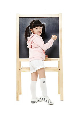 포토 JPG 스튜디오촬영 전신 라이프스타일 여자 어린이교육 교육 어린이라이프 어린이 반바지 양갈래머리 알림판 실내 한명 서기 미소 웃음 들기 누끼 사람 동양인 소녀 옆모습 칠판 유치원 유치원생 한국인 기록 낙서 니삭스 분필 여자만 여자한명만 어린이만 소녀만 소녀한명만 국내포토 1 헤어스타일 뷰포인트 바지 모션 양말 표정 인종 내부 생활 초크 파일형식