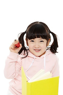 포토 JPG 스튜디오촬영 라이프스타일 여자 어린이교육 교육 어린이라이프 어린이 양갈래머리 교재 실내 한명 미소 웃음 들기 누끼 사람 동양인 소녀 상반신 앞모습 책 독서 연필 유치원 유치원생 한국인 여자만 여자한명만 어린이만 소녀만 소녀한명만 국내포토 1 헤어스타일 뷰포인트 모션 학용품 표정 인종 내부 생활 필기구 파일형식