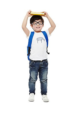 포토 JPG 스튜디오촬영 전신 라이프스타일 어린이교육 교육 남자 어린이라이프 안경 어린이 가방 배낭 교재 책가방 실내 한명 서기 미소 웃음 들기 누끼 사람 동양인 소년 앞모습 책 유치원 유치원생 한국인 반팔티셔츠 머리위 남자만 남자한명만 어린이만 소년만 소년한명만 안경낌 국내포토 1 잡화 뷰포인트 티셔츠 모션 표정 인종 내부 생활 파일형식