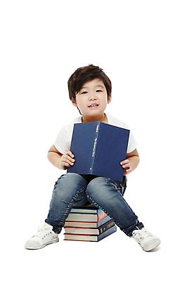 포토 JPG 스튜디오촬영 전신 라이프스타일 어린이교육 교육 남자 어린이라이프 어린이 교재 실내 한명 미소 웃음 들기 누끼 사람 앉기 동양인 소년 앞모습 책 독서 쌓기 유치원 유치원생 한국인 반팔티셔츠 남자만 남자한명만 어린이만 소년만 소년한명만 국내포토 1 뷰포인트 티셔츠 모션 표정 인종 내부 생활 파일형식