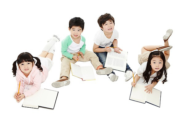 포토 JPG 스튜디오촬영 전신 라이프스타일 여자 어린이교육 교육 남자 어린이라이프 어린이 엎드리기 교재 실내 미소 웃음 누끼 사람 앉기 동양인 소녀 소년 여러명 책 친구 눕기 독서 연필 유치원 유치원생 한국인 기록 어린이만 국내포토 다수 관계 모션 학용품 표정 인종 내부 생활 필기구 파일형식