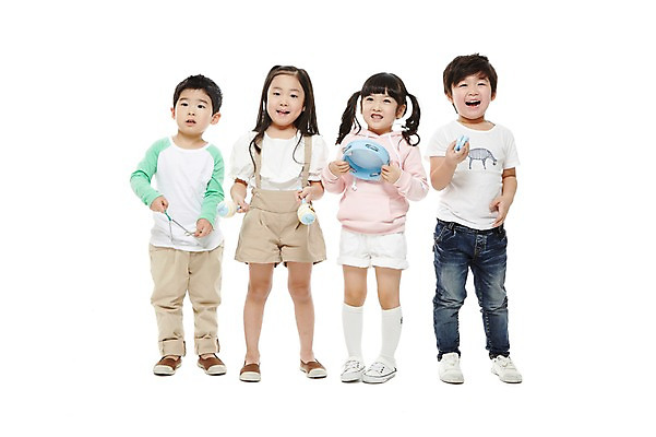 포토 JPG 스튜디오촬영 전신 라이프스타일 여자 어린이교육 교육 남자 어린이라이프 어린이 악기 음악 연주 타악기 실내 서기 미소 웃음 들기 누끼 사람 동양인 소녀 소년 여러명 앞모습 친구 유치원 유치원생 한국인 음악교육 탬버린 캐스터네츠 어린이만 국내포토 뷰포인트 다수 관계 모션 문화예술 표정 인종 내부 생활 파일형식