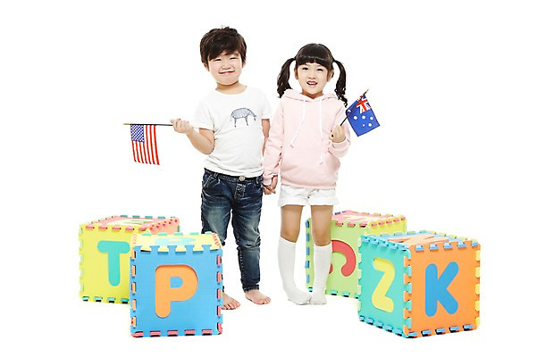 포토 JPG 스튜디오촬영 전신 문자 라이프스타일 알파벳 영어 여자 어린이교육 교육 남자 어린이라이프 어린이 실내 영어교육 서기 미소 웃음 들기 누끼 사람 동양인 소녀 소년 두명 앞모습 친구 손잡기 블록 유치원 유치원생 한국인 매트 깃발 성조기 국기 글자교육 호주국기 어린이만 국내포토 뷰포인트 관계 모션 표정 인종 내부 생활 파일형식