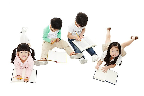 포토 JPG 스튜디오촬영 전신 라이프스타일 여자 어린이교육 교육 남자 어린이라이프 어린이 엎드리기 교재 실내 미소 웃음 누끼 사람 앉기 동양인 소녀 소년 여러명 책 친구 눕기 독서 연필 유치원 유치원생 한국인 기록 어린이만 국내포토 다수 관계 모션 학용품 표정 인종 내부 생활 필기구 파일형식