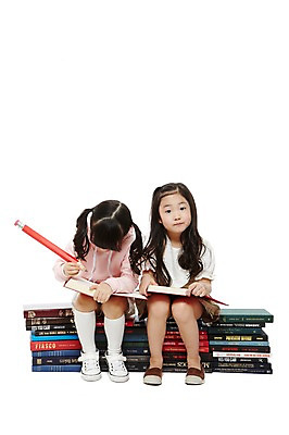 포토 JPG 스튜디오촬영 전신 라이프스타일 응시 여자 어린이교육 교육 어린이라이프 어린이 교재 실내 들기 누끼 사람 앉기 동양인 소녀 두명 앞모습 책 친구 독서 연필 쌓기 유치원 유치원생 한국인 기록 여자만 어린이만 소녀만 국내포토 시선 뷰포인트 관계 모션 학용품 인종 내부 생활 필기구 파일형식