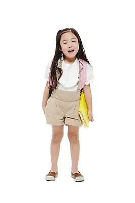 포토 JPG 스튜디오촬영 전신 라이프스타일 긴머리 여자 어린이교육 교육 어린이라이프 어린이 가방 반바지 배낭 교재 책가방 실내 한명 서기 미소 웃음 들기 누끼 사람 동양인 소녀 앞모습 책 유치원 유치원생 한국인 멜빵바지 여자만 여자한명만 어린이만 소녀만 소녀한명만 국내포토 1 헤어스타일 잡화 뷰포인트 바지 모션 표정 인종 내부 생활 멜빵 파일형식