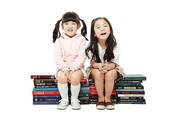 포토 JPG 스튜디오촬영 전신 라이프스타일 여자 어린이교육 교육 어린이라이프 어린이 교재 실내 미소 웃음 누끼 사람 앉기 동양인 소녀 두명 앞모습 책 친구 독서 쌓기 유치원 유치원생 한국인 여자만 어린이만 소녀만 국내포토 뷰포인트 관계 모션 표정 인종 내부 생활 파일형식