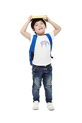 포토 JPG 스튜디오촬영 전신 라이프스타일 어린이교육 교육 남자 어린이라이프 어린이 가방 배낭 교재 책가방 실내 한명 서기 미소 웃음 들기 누끼 사람 동양인 소년 앞모습 책 유치원 유치원생 한국인 반팔티셔츠 머리위 남자만 남자한명만 어린이만 소년만 소년한명만 국내포토 1 잡화 뷰포인트 티셔츠 모션 표정 인종 내부 생활 파일형식 셔츠 상의 옷