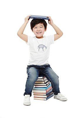 포토 JPG 스튜디오촬영 전신 라이프스타일 어린이교육 교육 남자 어린이라이프 어린이 교재 실내 한명 미소 웃음 들기 누끼 사람 앉기 동양인 소년 앞모습 책 독서 쌓기 유치원 유치원생 한국인 반팔티셔츠 머리위 남자만 남자한명만 어린이만 소년만 소년한명만 국내포토 1 뷰포인트 티셔츠 모션 표정 인종 내부 생활 파일형식