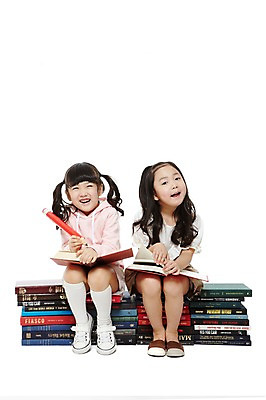 포토 JPG 스튜디오촬영 전신 라이프스타일 여자 어린이교육 교육 어린이라이프 어린이 교재 실내 미소 웃음 들기 누끼 사람 앉기 동양인 소녀 두명 앞모습 책 친구 독서 연필 쌓기 유치원 유치원생 한국인 여자만 어린이만 소녀만 국내포토 뷰포인트 관계 모션 학용품 표정 인종 내부 생활 필기구 파일형식