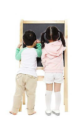 포토 JPG 스튜디오촬영 전신 라이프스타일 여자 어린이교육 교육 남자 어린이라이프 어린이 알림판 실내 서기 누끼 사람 동양인 소녀 소년 두명 뒷모습 친구 칠판 유치원 유치원생 한국인 기록 낙서 분필 어린이만 국내포토 뷰포인트 관계 모션 인종 내부 생활 초크 파일형식