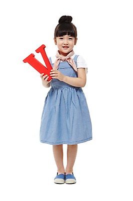 포토 JPG 스튜디오촬영 전신 문자 라이프스타일 알파벳 영어 원피스 여자 어린이교육 교육 어린이라이프 어린이 대문자 실내 영어교육 한명 서기 미소 웃음 들기 누끼 사람 동양인 소녀 앞모습 모형 유치원 유치원생 한국인 V 글자교육 여자만 여자한명만 어린이만 소녀만 소녀한명만 국내포토 1 옷 뷰포인트 모션 표정 인종 내부 생활 파일형식