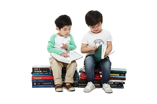 포토 JPG 스튜디오촬영 전신 라이프스타일 응시 어린이교육 교육 남자 어린이라이프 어린이 교재 실내 미소 웃음 들기 누끼 사람 앉기 동양인 소년 두명 앞모습 책 친구 독서 쌓기 유치원 유치원생 한국인 남자만 어린이만 소년만 국내포토 시선 뷰포인트 관계 모션 표정 인종 내부 생활 파일형식