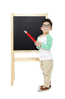 포토 JPG 스튜디오촬영 전신 라이프스타일 어린이교육 교육 남자 어린이라이프 안경 어린이 알림판 실내 한명 서기 들기 누끼 사람 동양인 소년 옆모습 연필 칠판 유치원 유치원생 한국인 남자만 남자한명만 어린이만 소년만 소년한명만 안경낌 국내포토 1 잡화 뷰포인트 모션 학용품 인종 내부 생활 필기구 파일형식