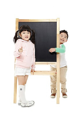 포토 JPG 스튜디오촬영 전신 라이프스타일 여자 어린이교육 교육 남자 어린이라이프 어린이 알림판 실내 서기 미소 웃음 누끼 사람 동양인 소녀 소년 두명 앞모습 친구 칠판 유치원 유치원생 한국인 기록 낙서 분필 어린이만 국내포토 뷰포인트 관계 모션 표정 인종 내부 생활 초크 파일형식