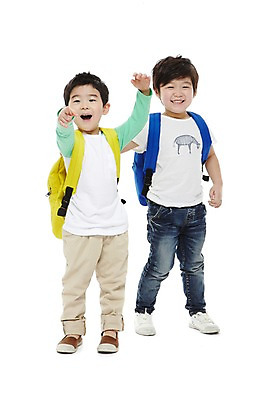 포토 JPG 스튜디오촬영 전신 라이프스타일 어린이교육 교육 남자 어린이라이프 어린이 가방 배낭 책가방 실내 서기 미소 웃음 누끼 사람 동양인 소년 두명 앞모습 친구 유치원 유치원생 한국인 남자만 어린이만 소년만 국내포토 잡화 뷰포인트 관계 모션 표정 인종 내부 생활 파일형식