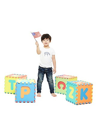 포토 JPG 스튜디오촬영 전신 문자 라이프스타일 알파벳 영어 어린이교육 교육 남자 어린이라이프 어린이 맨발 실내 영어교육 한명 서기 들기 누끼 사람 동양인 소년 앞모습 블록 유치원 유치원생 한국인 매트 깃발 성조기 국기 글자교육 남자만 남자한명만 어린이만 소년만 소년한명만 국내포토 1 뷰포인트 모션 발 인종 내부 생활 파일형식