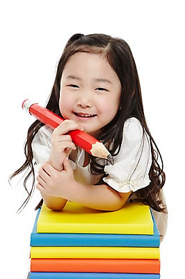 포토 JPG 스튜디오촬영 라이프스타일 긴머리 여자 어린이교육 교육 어린이라이프 어린이 교재 실내 한명 미소 웃음 들기 누끼 사람 동양인 소녀 상반신 앞모습 책 독서 연필 쌓기 유치원 유치원생 한국인 여자만 여자한명만 어린이만 소녀만 소녀한명만 국내포토 1 헤어스타일 뷰포인트 모션 학용품 표정 인종 내부 생활 필기구 파일형식