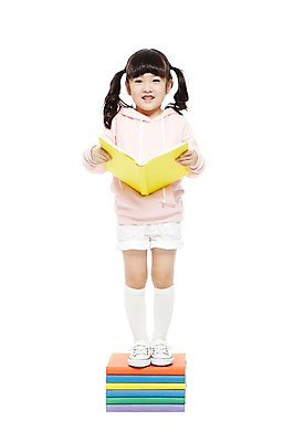 포토 JPG 스튜디오촬영 전신 라이프스타일 여자 어린이교육 교육 어린이라이프 어린이 반바지 양갈래머리 교재 실내 한명 서기 미소 웃음 들기 누끼 사람 동양인 소녀 앞모습 책 독서 쌓기 유치원 유치원생 한국인 여자만 여자한명만 어린이만 소녀만 소녀한명만 국내포토 1 헤어스타일 뷰포인트 바지 모션 표정 인종 내부 생활 파일형식