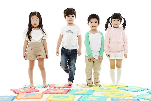 포토 JPG 스튜디오촬영 전신 문자 라이프스타일 알파벳 영어 여자 어린이교육 교육 남자 어린이라이프 어린이 실내 영어교육 서기 미소 웃음 누끼 사람 동양인 소녀 소년 여러명 앞모습 친구 유치원 유치원생 한국인 매트 글자교육 어린이만 국내포토 뷰포인트 다수 관계 모션 표정 인종 내부 생활 파일형식