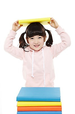 포토 JPG 스튜디오촬영 라이프스타일 여자 어린이교육 교육 어린이라이프 어린이 양갈래머리 교재 실내 한명 미소 웃음 들기 누끼 사람 동양인 소녀 상반신 앞모습 책 독서 쌓기 유치원 유치원생 한국인 머리위 여자만 여자한명만 어린이만 소녀만 소녀한명만 국내포토 1 헤어스타일 뷰포인트 모션 표정 인종 내부 생활 파일형식