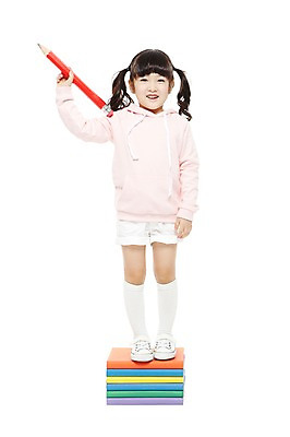 포토 JPG 스튜디오촬영 전신 라이프스타일 여자 어린이교육 교육 어린이라이프 어린이 반바지 양갈래머리 교재 실내 한명 서기 미소 웃음 들기 누끼 사람 동양인 소녀 앞모습 책 독서 연필 쌓기 유치원 유치원생 한국인 여자만 여자한명만 어린이만 소녀만 소녀한명만 국내포토 1 헤어스타일 뷰포인트 바지 모션 학용품 표정 인종 내부 생활 필기구 파일형식