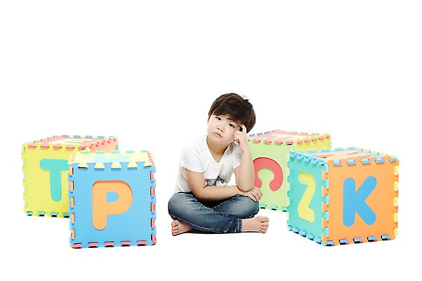 포토 JPG 스튜디오촬영 전신 문자 라이프스타일 알파벳 영어 어린이교육 교육 남자 어린이라이프 어린이 생각 실내 영어교육 한명 누끼 사람 앉기 동양인 소년 앞모습 블록 유치원 유치원생 한국인 매트 고민 글자교육 남자만 남자한명만 어린이만 소년만 소년한명만 국내포토 1 감정 뷰포인트 모션 인종 내부 생활 파일형식