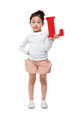 포토 JPG 스튜디오촬영 전신 문자 라이프스타일 알파벳 영어 여자 어린이교육 교육 어린이라이프 어린이 허리손 반바지 대문자 실내 영어교육 한명 서기 들기 누끼 사람 동양인 소녀 앞모습 모형 유치원 유치원생 한국인 글자교육 L 여자만 여자한명만 어린이만 소녀만 소녀한명만 국내포토 1 뷰포인트 포즈 바지 모션 인종 내부 생활 파일형식