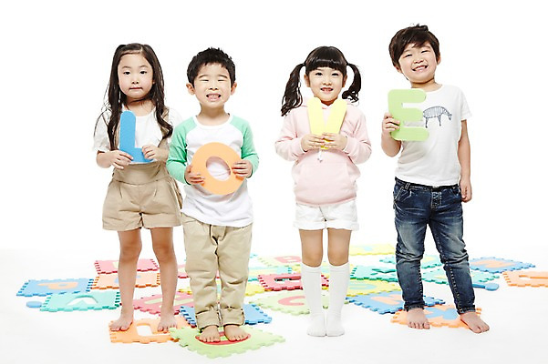 포토 JPG 스튜디오촬영 전신 문자 라이프스타일 알파벳 영어 여자 어린이교육 교육 남자 어린이라이프 어린이 실내 사랑 영어교육 서기 미소 웃음 들기 누끼 사람 동양인 소녀 소년 여러명 앞모습 친구 단어 모형 유치원 유치원생 한국인 매트 글자교육 어린이만 국내포토 감정 뷰포인트 다수 관계 모션 표정 인종 내부 생활 파일형식